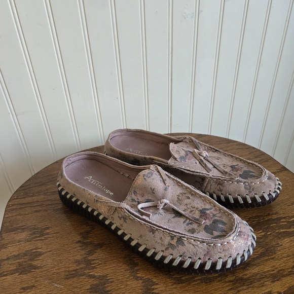 Antelope Shoes - Antelope Dusty Pink Floral Suede Moccasin Mule Slip-Ons